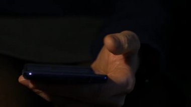 Bayan parmak yakından gece smartphone kullanarak. bir cep telefonu internet tarama kız. ağır çekim