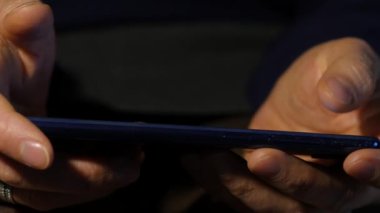 kadının parmak dokunmatik ekran smartphone üzerinde. online alışveriş için internet tarama kız. 4k