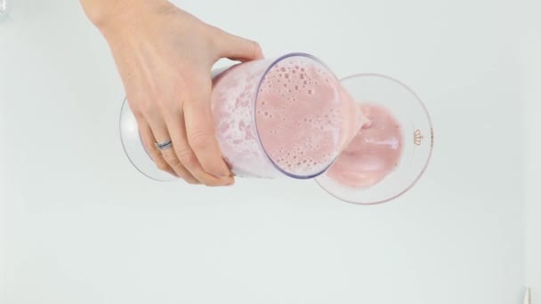 Vierte batidos de frutas en el vaso para beber concepto saludable. 4K — Vídeo de stock