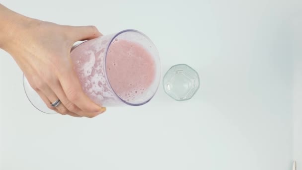 Vierte batidos de frutas en el vaso para beber concepto saludable. 4K — Vídeos de Stock