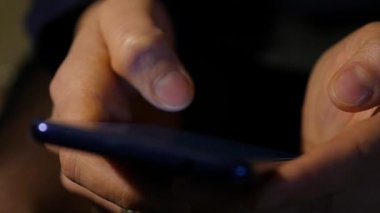 Bayan parmak yakından gece smartphone kullanarak. bir cep telefonu internet tarama kız. ağır çekim