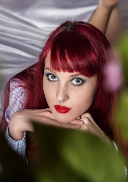 Sensuelle femme sexy reposant sur un lit dans la chambre d'hôtel. Fille rousse portant seulement une chemise — Photo