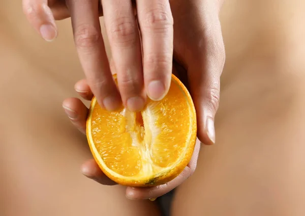 若い女性は優しく、オレンジ スライス、オレンジからジュース点滴をストロークします。梨花の必要性の満足の概念 — ストック写真