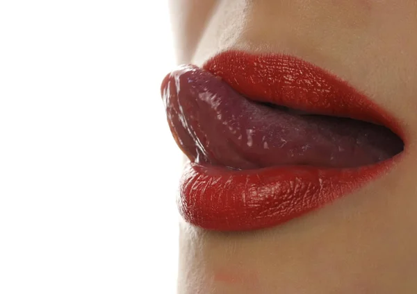 Extremo primer plano de labio sexy. Mujer ronroneando sus labios en un gesto seductor sexy —  Fotos de Stock