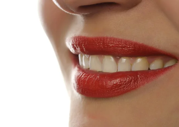 Extremo primer plano de labio sexy. Mujer ronroneando sus labios en un gesto seductor sexy. sonrisa abierta —  Fotos de Stock