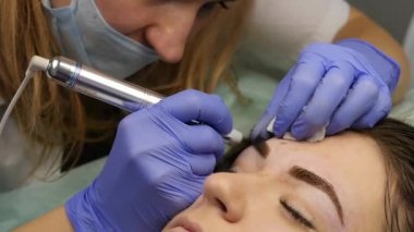 profesyonel kaş kalıcı makyaj. yakın çekim kaşları dövme. ağır çekim