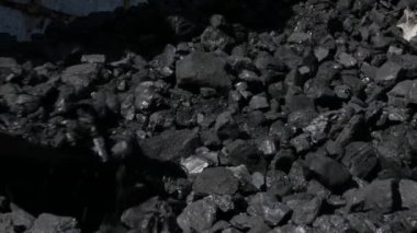 Kürek ve yığın kömür olan adam. Mini kömür kazanı-ev. kış sezonu için hazırlık. ağır çekim