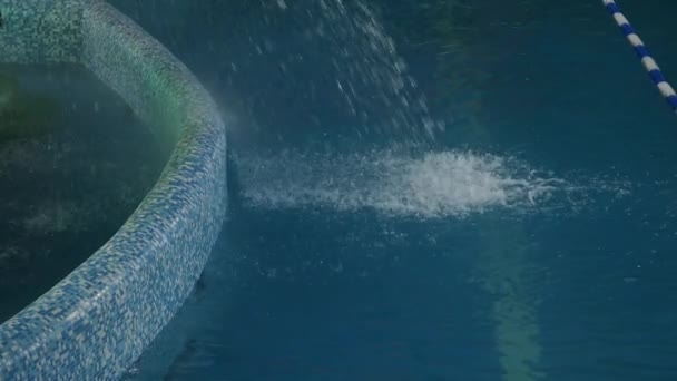 Wasserströme fließen in das Becken im Aquapark. Kinder-Freizeitpark. Zeitlupe — Stockvideo