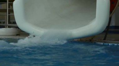 su boru su parkı içinde dışarı akar. Eğlence Parkı içinde su kaydırağı. 4k