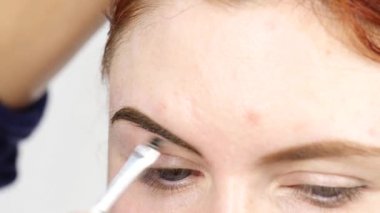 İstemci kına ile kaşları çizim profesyonel makyaj sanatçısı