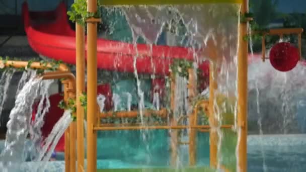 Parco acquatico per bambini. Ruscelli d'acqua che sgorgano dalla cascata — Video Stock