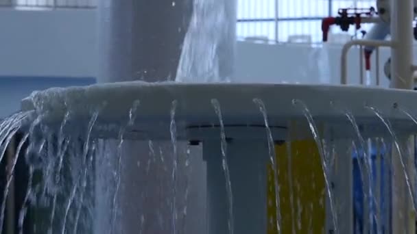 Arroyos de agua que fluyen en la piscina en el parque acuático. parque de atracciones para niños. cámara lenta — Vídeo de stock