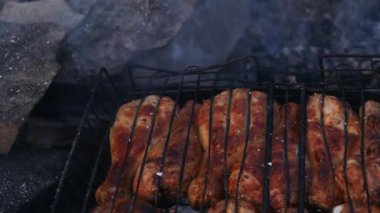 Barbekü tavuk. Tavuk kanat ızgara kavrulmuş. ağır çekim