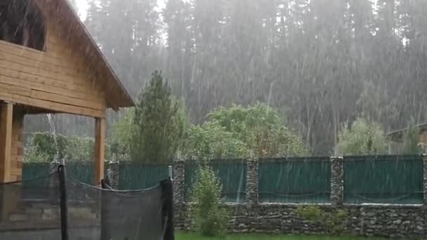 Ducha de lluvia fuerte en el patio trasero en la casa sin terminar. cámara lenta — Vídeos de Stock