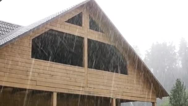 Silný déšť sprcha na dvorku na nedokončený dům. Zpomalený pohyb — Stock video
