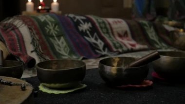 Tibet singing kaseler ile çalışan kadın. meditasyon yoga eğitmeni yapar