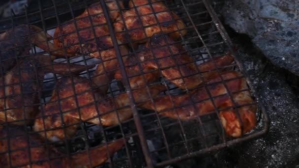 Kurczak z grilla. kurczaki skrzydła są pieczone na grillu. zwolnionym tempie — Wideo stockowe