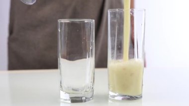 sağlıklı kavramı içme cam meyve smoothies döktü