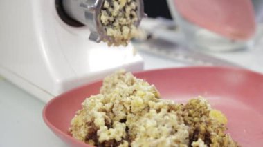 kabak, tarihler ve Kuru Erik bir elektrik değirmeni üzerinde kesme işlemi