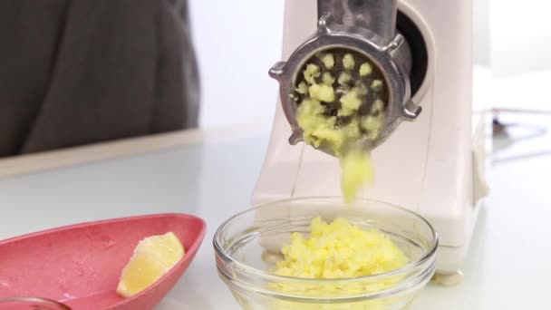 Proces voor het hakken van citroen met gember op een elektrische slijper — Stockvideo