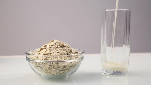 Biologische melk in het glas voor het drinken van gezonde concept gegoten — Stockvideo