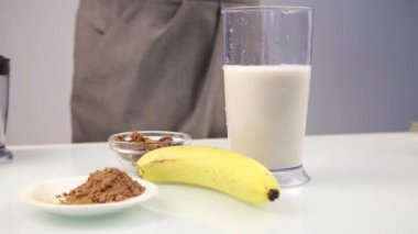 Sütlü meyveli kokteyl smoothies bir karıştırıcıda hazırlık yapma kadın