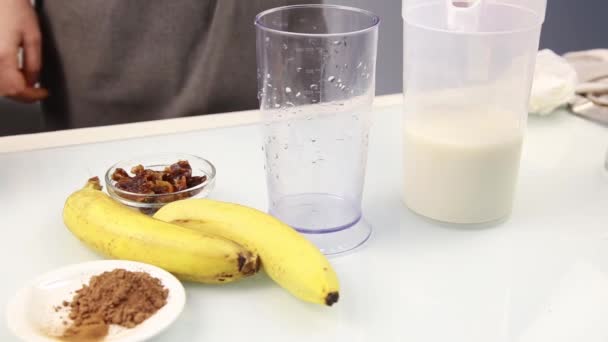 Mujer haciendo un cóctel afrutado lechoso en una licuadora, batidos preparación — Vídeos de Stock