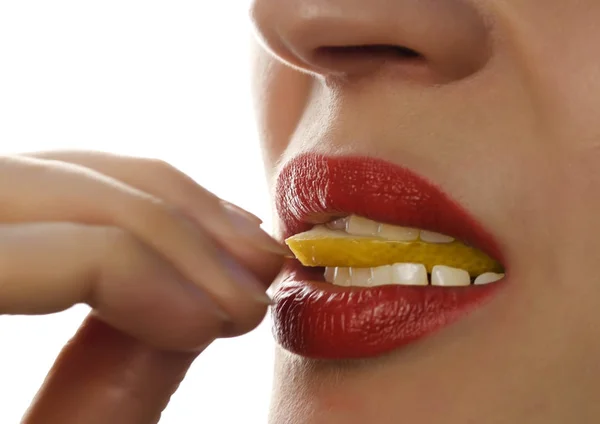 Mulher comendo limão suculento, close-up lábios sexy em um fundo branco . — Fotografia de Stock