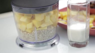 Kadın bir sütlü kokteyl kabak ile smoothies bir karıştırıcıda hazırlık yapma.
