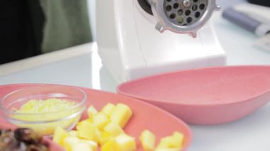 fındık, limon, tarihleri ve Kuru Erik bir elektrik değirmeni üzerinde kesme işlemi.