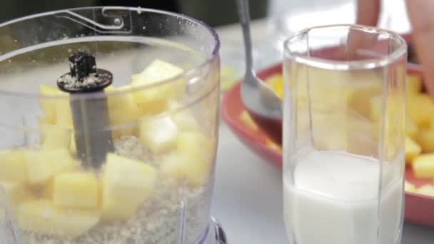 Жінка робить молочний коктейль з гарбузом у блендері, приготування смузі — стокове відео