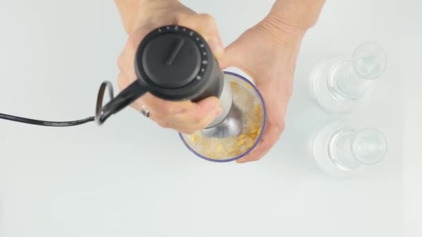 Preparazione di latte biologico. Mescolando in un frullatore. Concetto sano — Video Stock