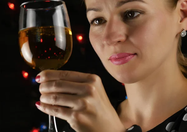 Mulher bonita bebendo vinho branco em um escuro. senhora de beleza com copo de vinho . — Fotografia de Stock