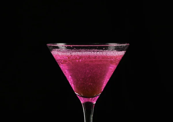 Różowy koktajl w szklance na ciemnym tle — Zdjęcie stockowe