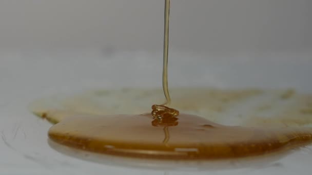 Close-up van honing druipen. Gieten honing op oppervlak. Slow Motion. — Stockvideo