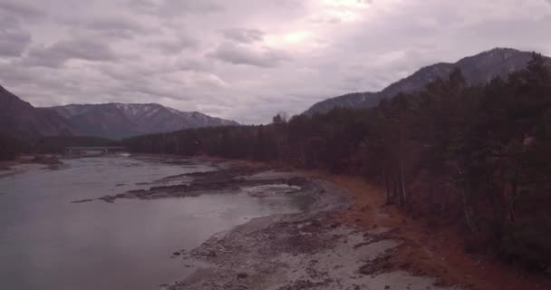 Вид с воздуха. Летают над горной рекой и лесной долиной. Осенний пейзаж. 4K — стоковое видео