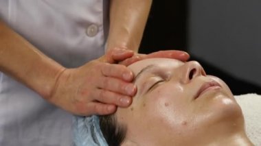 spa merkezinde masaj koltuğu alan kadın. kadın doktor yüz masaj yapıyor