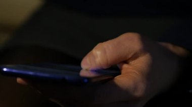 Yakın çekim kadının parmak dokunmatik ekran smartphone üzerinde. kadın bir cep telefonu online iş işaretleme için kullanır. ağır çekim