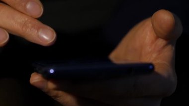 Yakın çekim kadının parmak dokunmatik ekran smartphone üzerinde. kadın bir cep telefonu online iş işaretleme için kullanır. ağır çekim
