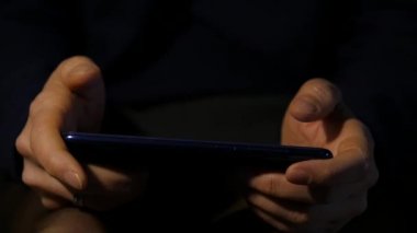 Yakın çekim kadının parmak dokunmatik ekran smartphone üzerinde. kadın bir cep telefonu online iş işaretleme için kullanır. ağır çekim