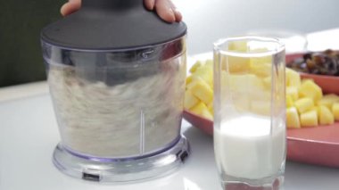 Kadın bir sütlü kokteyl kabak ile smoothies bir karıştırıcıda hazırlık yapma.