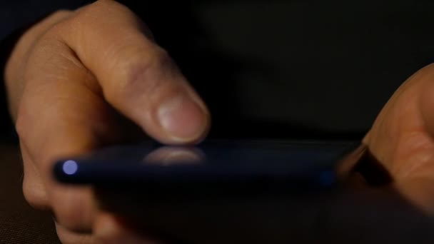 スマート フォンのタッチ スクリーンで梨花指をクローズ アップ。女性は、マーキング オンライン ビジネスのための携帯電話を使用します。スローモーション — ストック動画