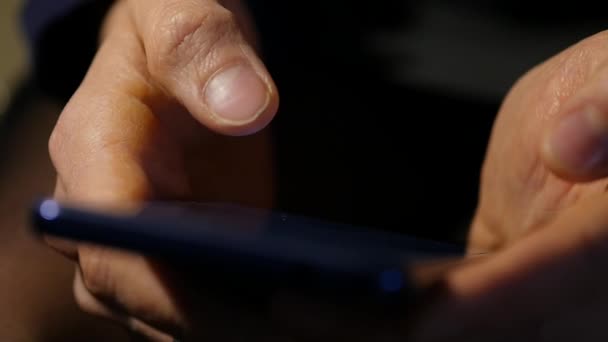 Крупным планом женские пальцы на сенсорном экране смартфона. Женщина использует мобильный телефон для онлайн-маркировки бизнеса. замедленное движение — стоковое видео