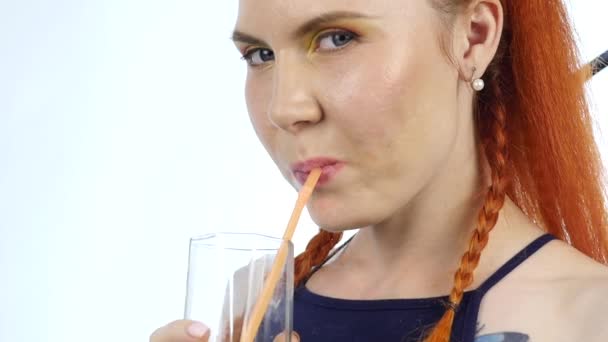 Jonge Vrouw Genieten Drankjes Oranje Sap Een Lichte Achtergrond — Stockvideo