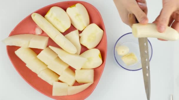 女人用刀把香蕉切成薄片。顶部视图。4k — 图库视频影像