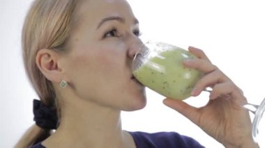 Sarışın kız içecekler yeşil detoks kokteyli. fitness ve sağlıklı yaşam için sebze güler yüzlü