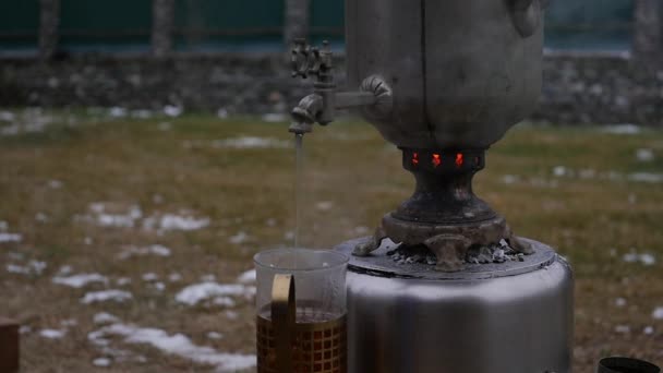 Poured Tea Mug Backyard Cold Season Big Old Samovar — Stock Video