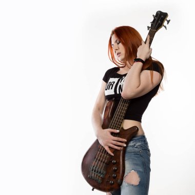 elektro gitar üzerinde beyaz bir arka plan üzerinde oyun rock kadın. metin için boş alan