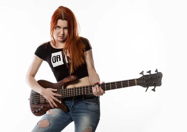 Mulher de rock tocando na guitarra elétrica em um fundo branco . — Fotografia de Stock