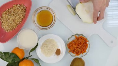 Top womans görünümünü Doğrama Kurulu bir mutfak üzerinde Dilimleme armut eller. sağlıklı yemekler pişirmek. 4k